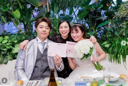 ▲松本裕樹（左）的老婆是前女團成員甲斐田樹里（右），她婚後將重心放在家庭，去年夫妻倆迎來第3個孩子。（圖／翻攝芹那IG @serinaofficial）