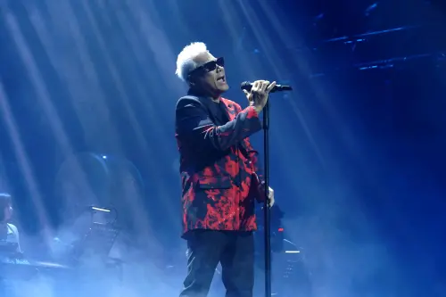 巫啟賢演唱會遭黑衣人突襲！對方背後熊抱　真相讓全場歌迷都笑翻