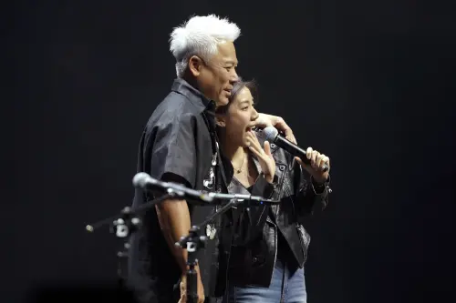 ▲巫啓賢（左）與女兒（右）在舞台上相擁。（圖／安可娛樂提供）