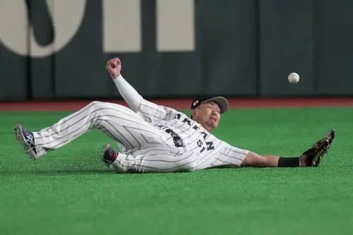 日本隊麻煩大了！主砲鈴木誠也盜壘時左膝遭到撞擊　僅1局就傷退