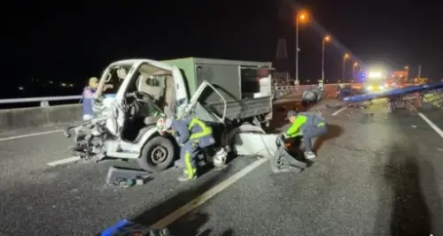 台74線聯結車撞貨車！衝破護欄墜3層樓高橋下　駕駛遭拋飛慘死
