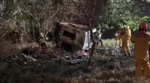 ▲ 台中台74線霧峰往太平方向15日凌晨發生死亡車禍，小貨車與聯結車碰撞，聯結車衝破護欄墜落約10多公尺、3層樓高橋下，駕駛拋飛車外身亡，小貨車駕駛受傷送醫。（圖／翻攝畫面）