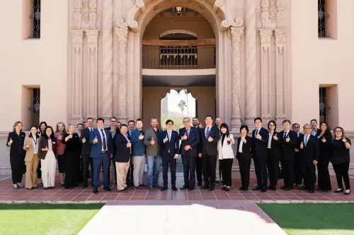 ▲ 亞利桑那南部經貿核心全面對接高雄，皮馬郡府、土桑市、亞利桑那大學及當地企業均出席簽署及圓桌會議，產官學出席陣容堅強，與高雄市政府訪團於指標性歷史建築皮馬郡歷史法院合影留念。（圖／高市府提供）