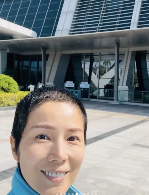 ▲吳文忻住進醫院治療，仍然是帶著笑容，不露出太傷感的表情。（圖／摘自 IG@nat_ng_nat）