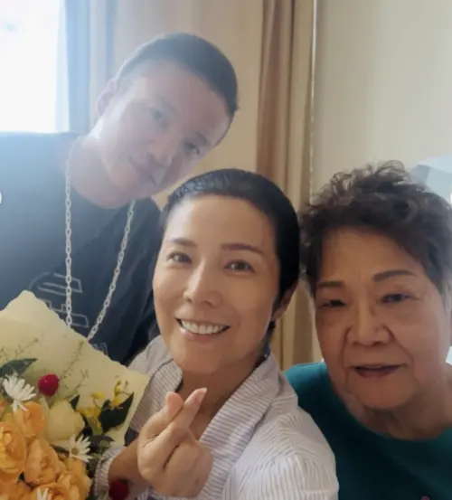 ▲吳文忻（中）進入深圳的醫院治療，家人、親友不時會來探望。（圖／摘自 IG@nat_ng_nat）