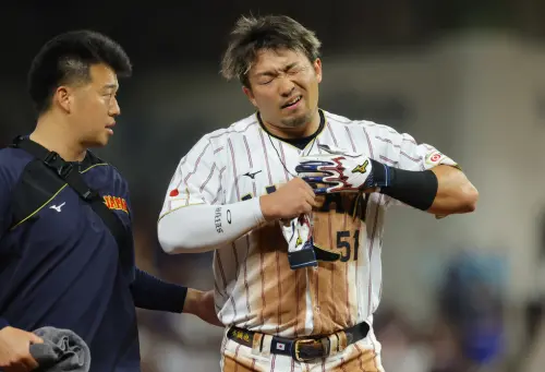 ▲日本隊打線核心、效力於大聯盟芝加哥小熊隊的鈴木誠也，在首局嘗試盜壘時不幸撞到膝蓋退場。（圖／美聯社／達志影像）