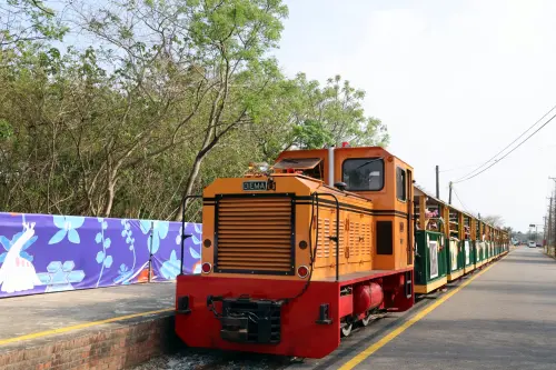 ▲ 蘭展期間推出的每日14班的限定專線，讓全家大小能搭乘復古台糖小火車，在悠閒的節奏中體驗深厚的糖鐵文化。（圖／南市府提供）