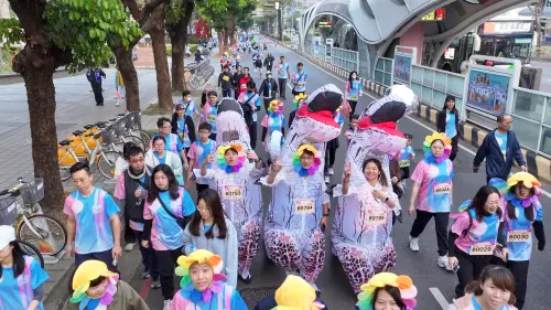 ▲變裝組選手戴著花朵頭套參賽，繽紛亮眼成為沿途最吸睛的亮點。（圖／主辦單位提供）