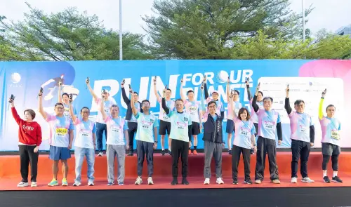 ▲謝麟兒理事長(左六)與運動局游志祥局長(右五)率領貴賓一同鳴槍。（圖／主辦單位提供）