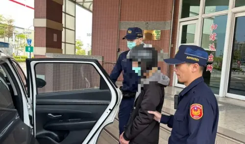 ▲台南北區14日晚間發生命案，姚姓男子疑不滿遭24歲黃姓男友傳染性病，持水果刀當街攻擊，造成黃男腹部重創、臟器外露。黃男送醫搶救後仍不治，姚男當場遭逮依殺人罪送辦。（圖／翻攝畫面）