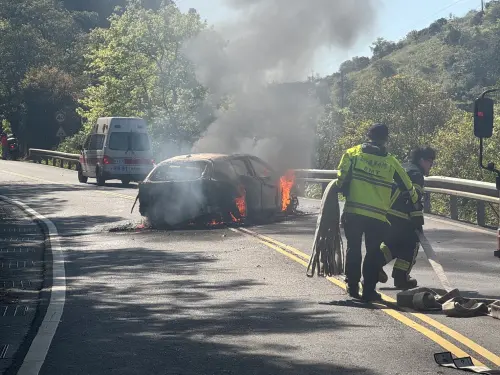 北宜公路火燒車！小客車自撞山壁起火　駕駛棄車逃生撿回一命