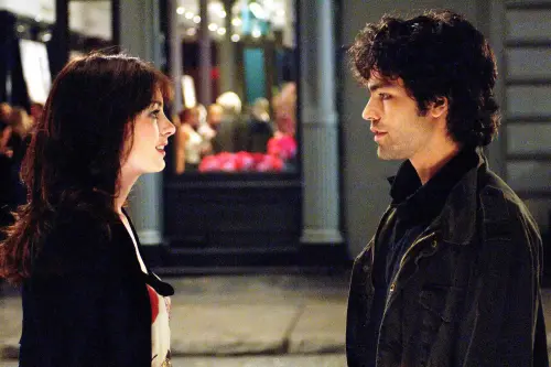 ▲艾德葛納（右）在《穿著Prada的惡魔》演出「安迪」的廚師男友「奈特」。（圖／穿著Prada的惡魔劇照）