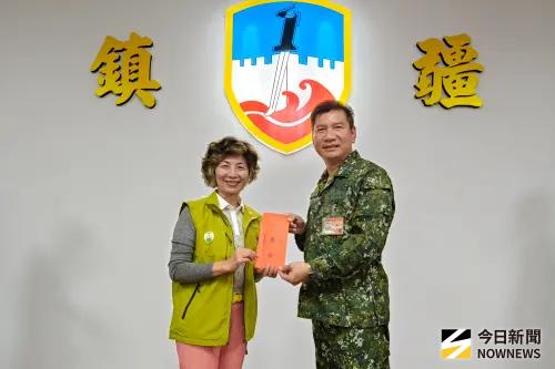 ▲屏東縣特定工廠協會理事長黃智秀，赴澎湖防衛指揮部敬軍慰問，由指揮官陳俊源代表受贈。（圖／記者莊全成攝，2026.03.15）