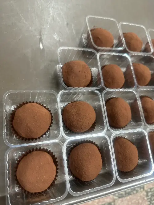 ▲桃園夏卡爾烘焙坊也跟上潮流推出杜拜巧克力Q餅，但內餡卻將原本的卡達伊夫麵絲改成台灣常見的「王子麵」。（圖／夏卡爾烘焙坊）