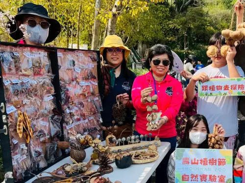 ▲種子達人蔡淑貞志工向遊客解說種子奧秘。（圖／高市府觀光局提供）