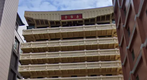 ▲台北善導寺的「慈恩大樓」主要提供牌位存放服務，以延續祖先香火與功德迴向，屬知名的佛教場所，但骨灰位已無空位，牌位服務也常滿。（圖／GoogleMaps）