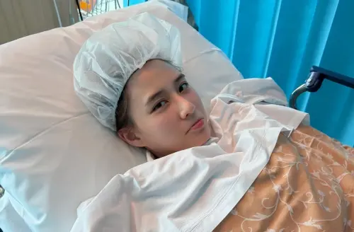 何超蓮剛否認與竇驍婚變！突PO戴手術帽臥病床憔悴照：不願想起
