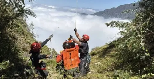 ▲彰化魏姓男子獨攀西巒大山失聯，曾傳訊「發生山難」求救。搜救人員連日搜尋，最終在約80層樓深谷發現遺體，經近20小時搬運後，由空勤直升機吊掛下山。（圖／翻攝畫面）