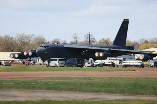 美軍B-52轟炸機夜間升空！美國精準空襲哈爾克島畫面曝