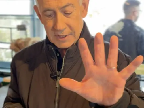 還活著！謠傳已死又被說演講AI合成　納坦雅胡拍片數手指親自闢謠
