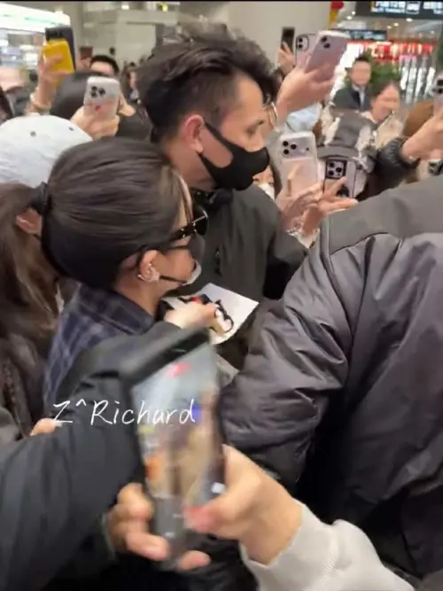 ▲陳妍希在機場被人群簇擁、推擠，有粉絲一度伸手繞到前面要拿信給她，差點鎖喉。（圖／翻攝自微博）