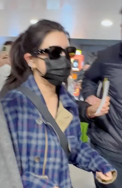 ▲陳妍希（藍格）在工作人員及保鏢護送下移動，這時候方突然有人伸出手要拿信給她遭制止。（圖／翻攝自微博）