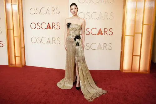 ▲《Kpop獵魔女團》Ejae穿著一身金色，十分搶眼。（圖／美聯社／達志影像）