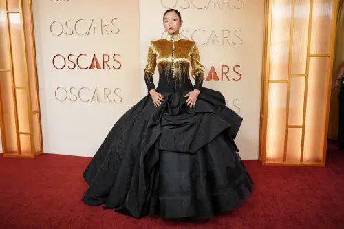 ▲《Kpop獵魔女團》奧黛麗努娜的服裝與表情，都呈現出霸氣十足的感覺。（圖／美聯社／達志影像）