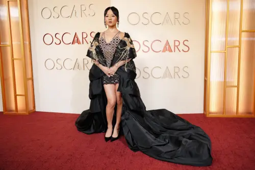 ▲Rei Ami在奧斯卡紅毯上秀出雙腿，吸引外界目光。（圖／美聯社／達志影像）