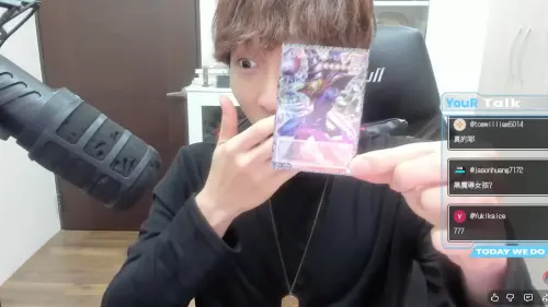 ▲帥狗抽中價值破百萬的限量版黑魔導。（圖／翻攝帥狗YouTube@帥狗 HandsomeDoge）