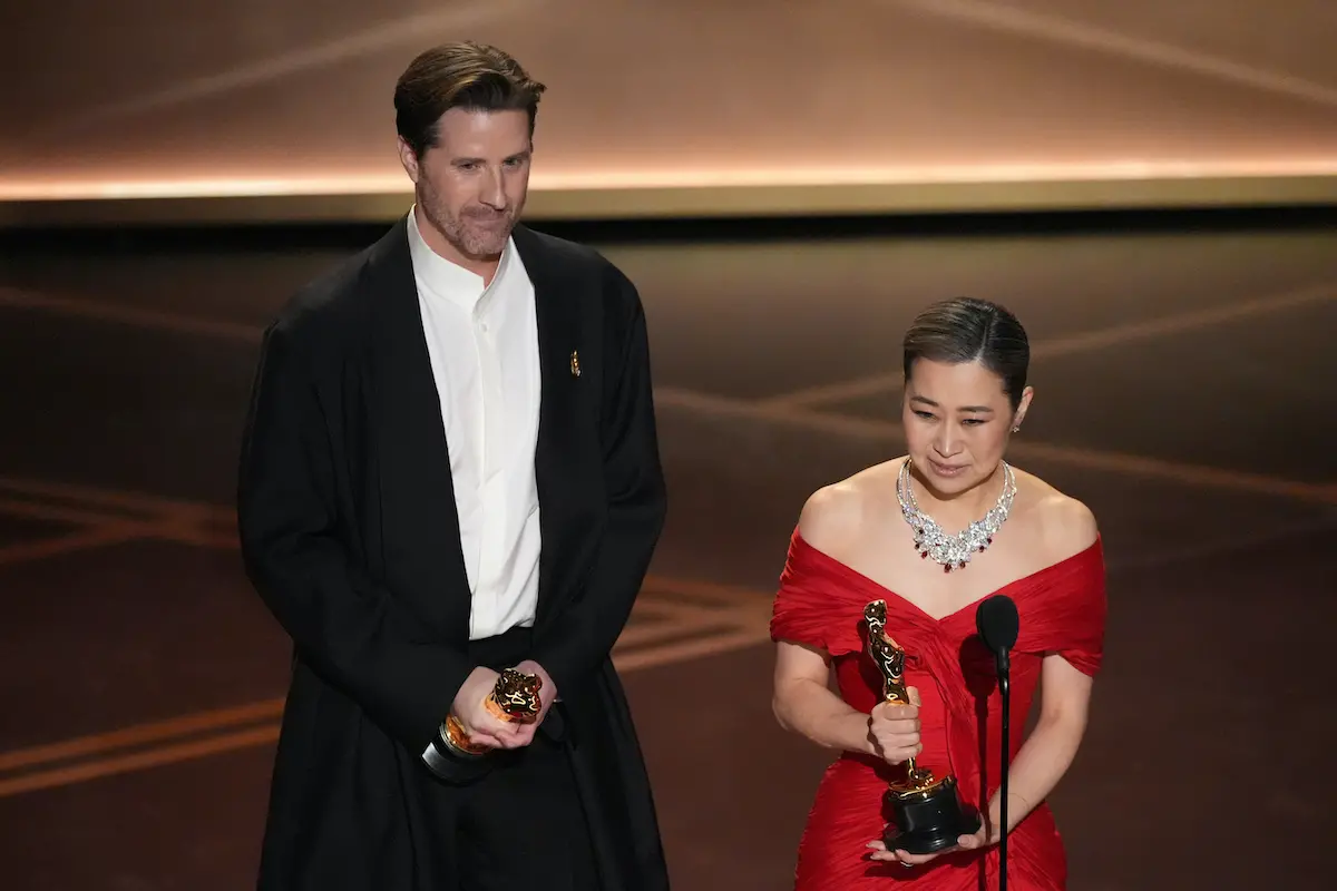 ▲《Kpop 獵魔女團》抱回「最佳動畫長片」，導演Maggie Kang（右）上台領獎時忍不住哽咽，並將獎項獻給所有韓國人。日前Netflix也宣布將製作續集，預計最快於 2029 年上線。（圖／美聯社）