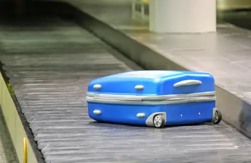 ▲行李被加上黃色大鎖不要驚慌，記得改走紅色申報通道，現場將有海關人員提供下一步如何處理。（圖／取自photoAC）