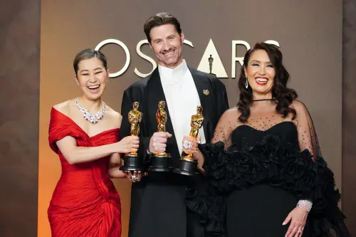 ▲《Kpop獵魔女團》讓全球看見韓國Kpop文化，導演Maggie Kang（左）上台領獎時，一度哽咽。（圖／美聯社）