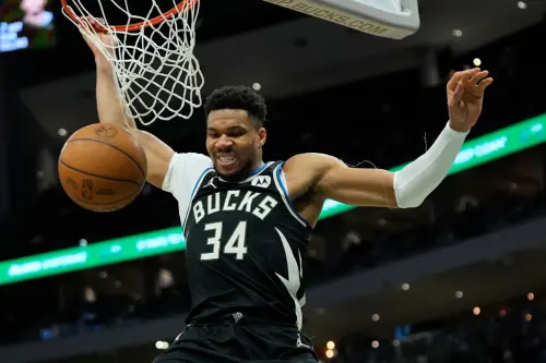 ▲密爾瓦基公鹿巨星「字母哥」安戴托昆波（Giannis Antetokounmpo）傳出可能離開密爾瓦基，其高達1.75億美金（約55.1億台幣）的合約吸引了全聯盟的目光。（圖／美聯社／達志影像）