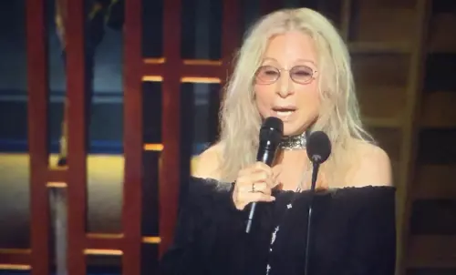 ▲83歲影后芭芭拉史翠珊（如圖）再唱《往日情懷》的主題曲，向已逝男主角勞勃瑞福致敬。（圖／翻攝自Disney+）