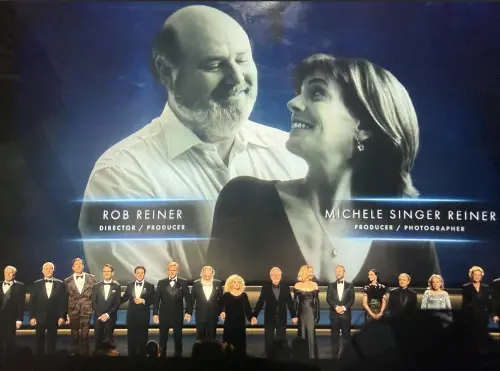 ▲名導羅伯萊納（左）和妻子蜜雪兒（右）遭逆子刺殺身亡，曾經合作過的大咖演員在奧斯卡典禮上集結向他致敬。（圖／翻攝自Disney+）