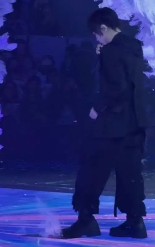 ▲舞台冒煙，阿信試圖用腳踩熄。（圖／翻攝自微博）