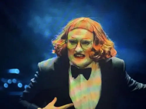 ▲奧斯卡典禮主持人康納歐布萊恩化身為《凶器》裡的妖婆，出現在典禮開場前的短片環節中。（圖／翻攝自Disney+）