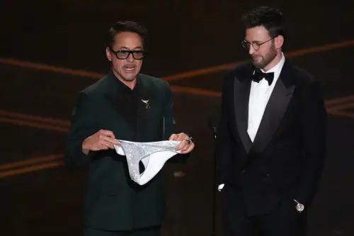▲「鋼鐵人」小勞勃道尼（左）在奧斯卡頒獎典禮再會合「美國隊長」克里斯伊凡（右），不過漫威回憶殺竟被《舞力麥克》系列的小褲褲搶鏡，成為典禮上一大笑點。（圖／美聯社）