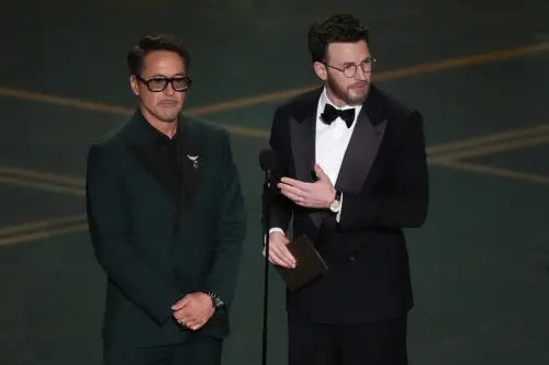 ▲小勞勃道尼（左）與克里斯伊凡（右）在奧斯卡頒獎典禮上合體，是漫威粉絲期待的環節。（圖／美聯社／達志影像）