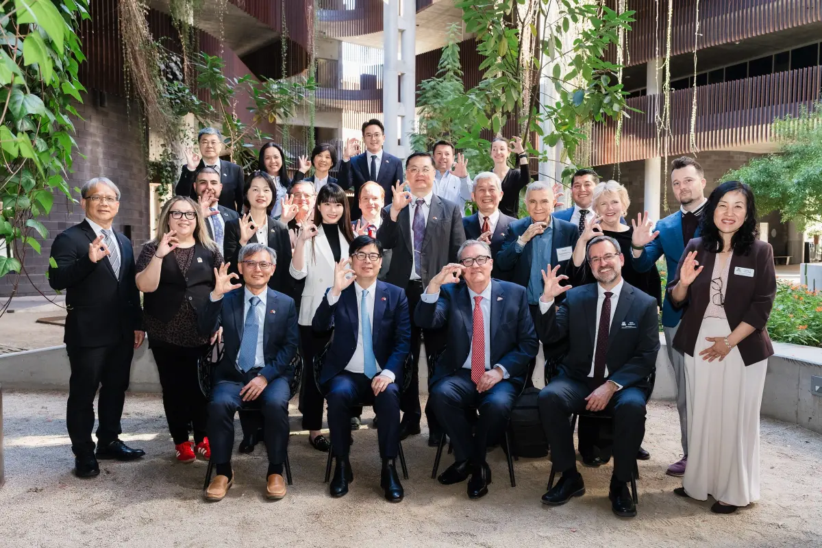 ▲ 高雄市長陳其邁率市府團隊與中山大學代表，深入全球光學研究殿堂亞利桑那大學拜會。（前排由左至右為中山大學電機系主任謝耀慶、高雄市長陳其邁、亞利桑那大學研究與合作事務資深副校長托馬斯・迪亞斯・德拉魯比亞、亞利桑那大學光學科學學院院長布萊恩・安德森）。（圖／高市府提供）