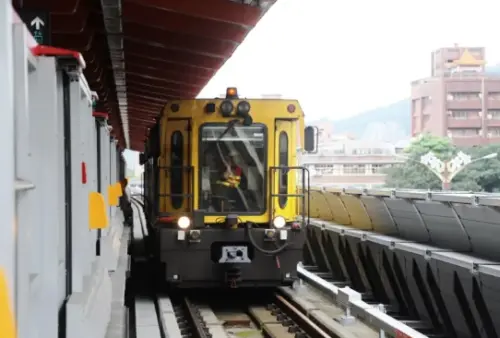 ▲台北捷運磨軌車有看過嗎？在夜間時會有人員巡視軌道作業，透過機械高溫摩擦鐵軌，消除車輛長期行駛造成的細紋與損耗。（圖/台北捷運臉書）