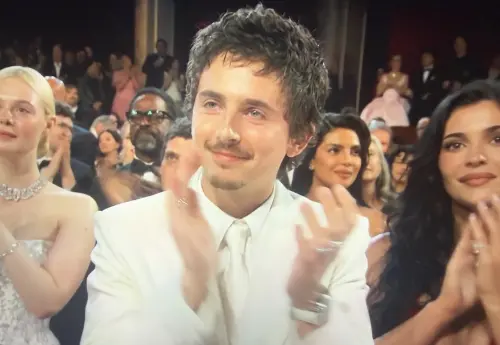 ▲「甜茶」提摩西夏勒梅（中）痛失最想要的奧斯卡影帝，雖然還是起立為得獎者鼓掌，臉上的笑容難掩尷尬。（圖／翻攝自Disney+）