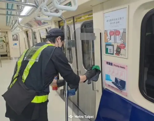 ▲北捷深夜收班之後，清潔人員也上工幫忙整理車廂，隔天一早車廂又恢復到乾淨整潔模樣提供乘客使用。（圖/北捷提供）