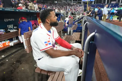 ▲多明尼加遇到爭議判決出局，明星強打小葛雷諾（Vladimir Guerrero Jr.）氣到在休息室丟口香糖，場邊的拉美裔記者更對著重播畫面怒吼：「這明明就是壞球！」（圖／美聯社／達志影像）