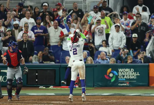 ▲珀多莫被判壞球三振，當場抱頭蹲在地上、一臉難以置信。（圖／美聯社／達志影像）