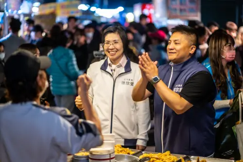 夜市掃街！徐欣瑩提政見：中小學生人人有平板　敬老卡加碼至1千