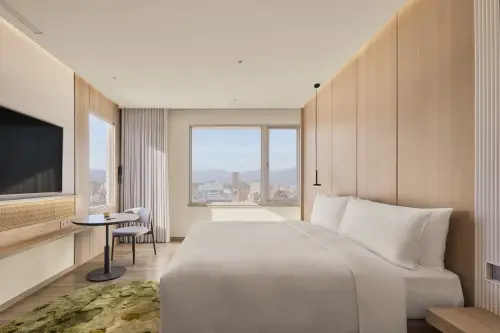 ▲台灣觀光創新協會攜手福泰飯店集團自創品牌「嵨開安旅 HOTEL UKETAMO」，打造期間限定「TWICE 主題房」。（示意圖／台灣觀光創新協會提供）