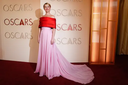 ▲潔西伯克利（如圖）靠《哈姆奈特》奪下奧斯卡「最佳女主角」殊榮，今年她選擇Chanel禮服亮相，展現貴氣。（圖／美聯社／達志影像）