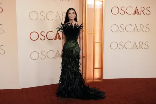 ▲擔任頒獎人的黛咪摩爾（如圖）身穿Gucci禮服，然而羽毛設計卻遭吐槽「好像烏鴉」。（圖／美聯社／達志影像）